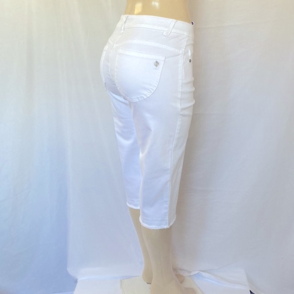 DEMOCRACY Jeans Tummy Control White Skimmer Capri Size 6 Fray Hem NWOT